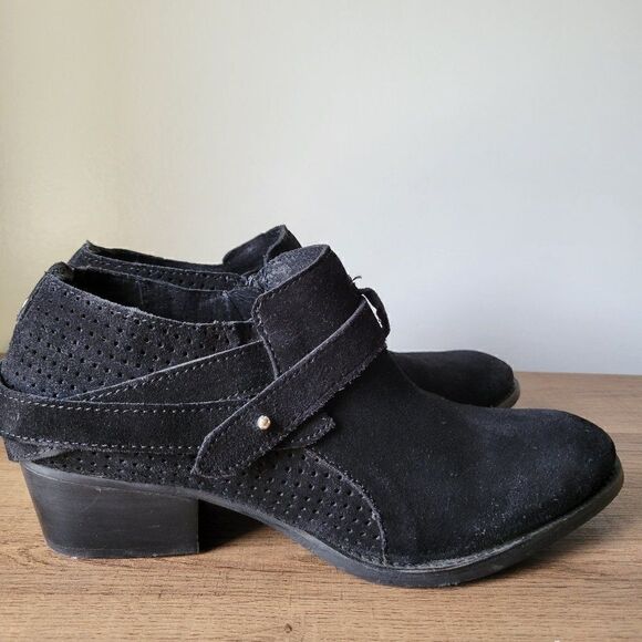 EUC CHARLES BY CHARLES DAVID BLACK BUCKLED GENUINE LEATHER BOOTIES SIZE 9.5 WMNS - Picture 2 of 16